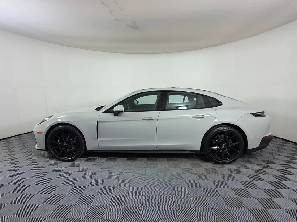 2026 Porsche 976 Panamera - Image 2 of 4