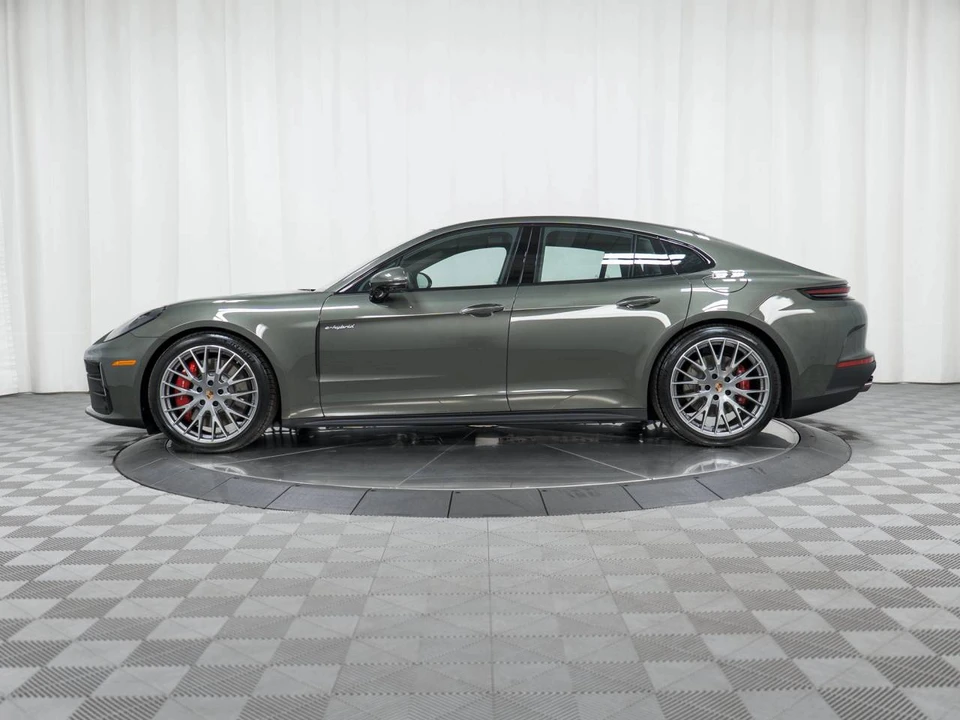 2026 Porsche 976 Panamera - Image 2 of 5