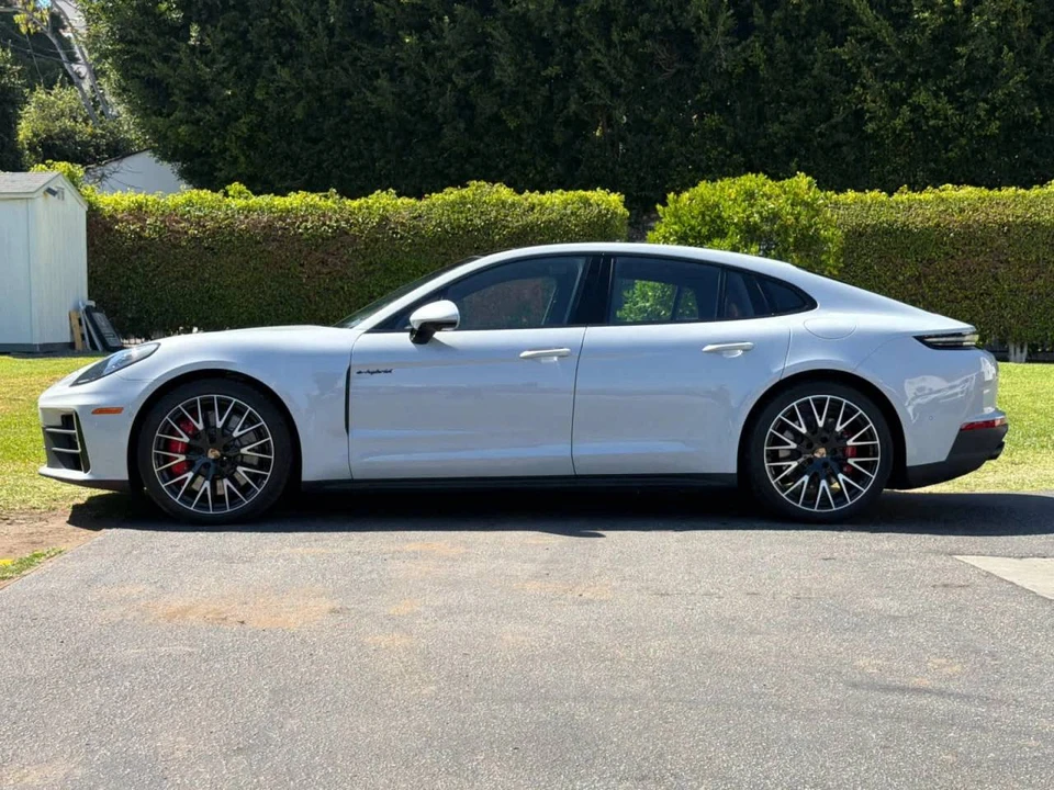 2026 Porsche 976 Panamera - Image 2 of 5