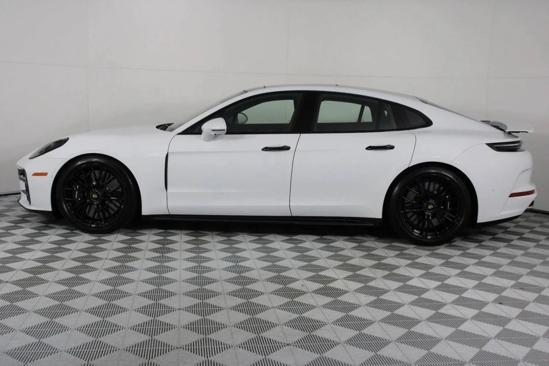 2026 Porsche 976 Panamera - Image 2 of 5