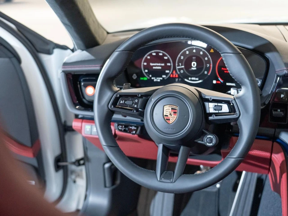 2026 Porsche Panamera - Image 27 of 29