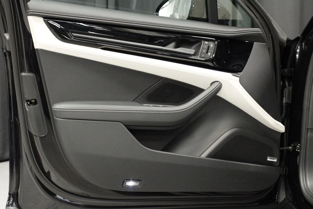 2026 Porsche 976 Panamera - Image 15 of 31
