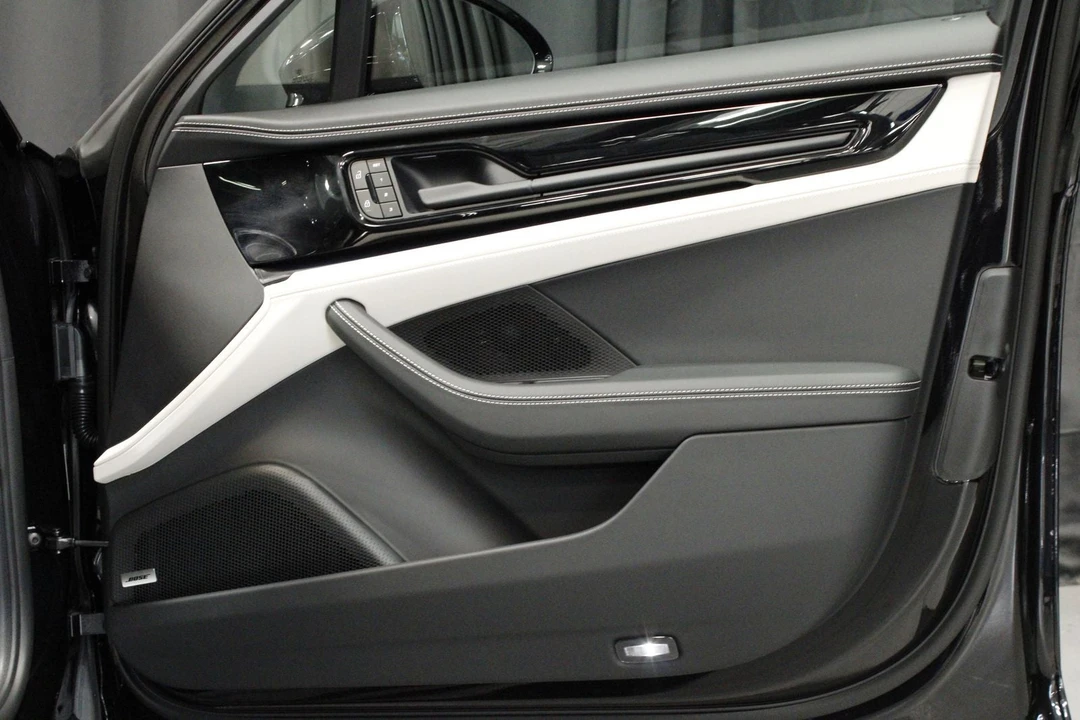 2026 Porsche 976 Panamera - Image 18 of 31