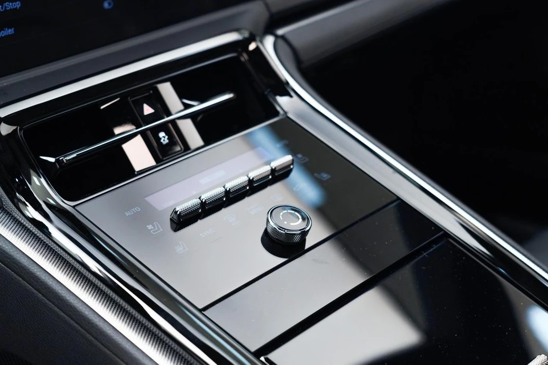 2026 Porsche Panamera - Image 24 of 29