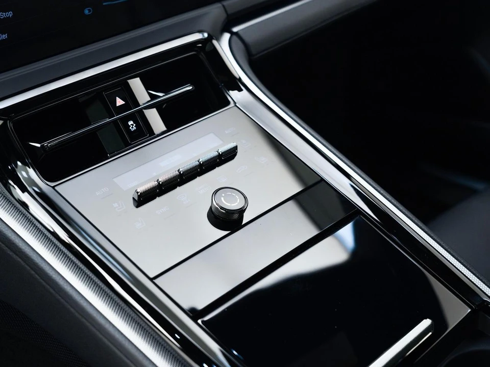 2026 Porsche Panamera - Image 24 of 29