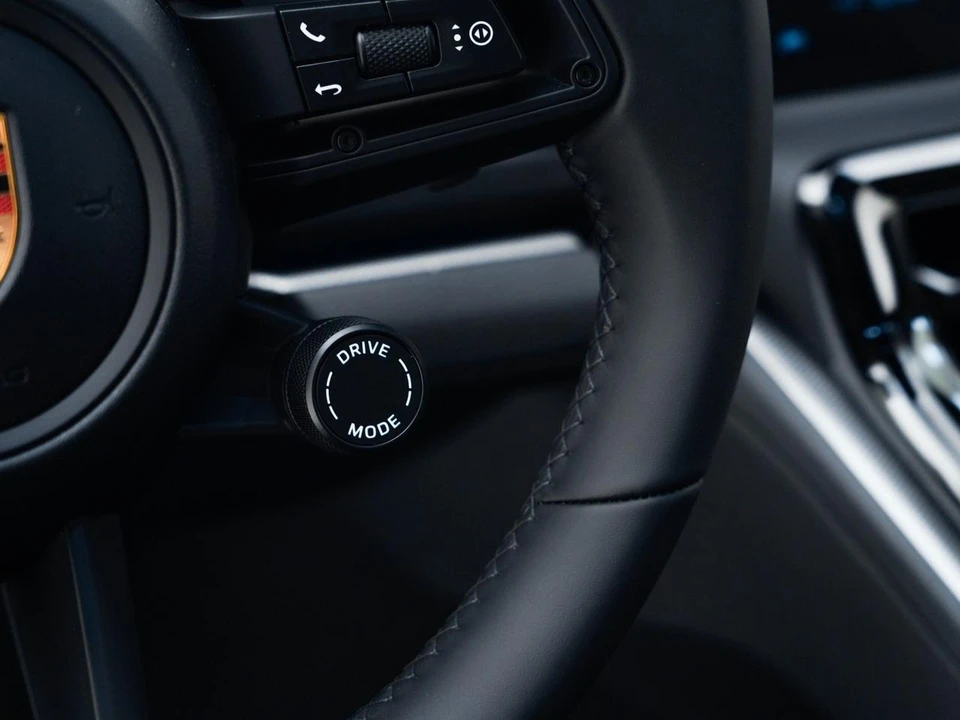 2026 Porsche Panamera - Image 25 of 29