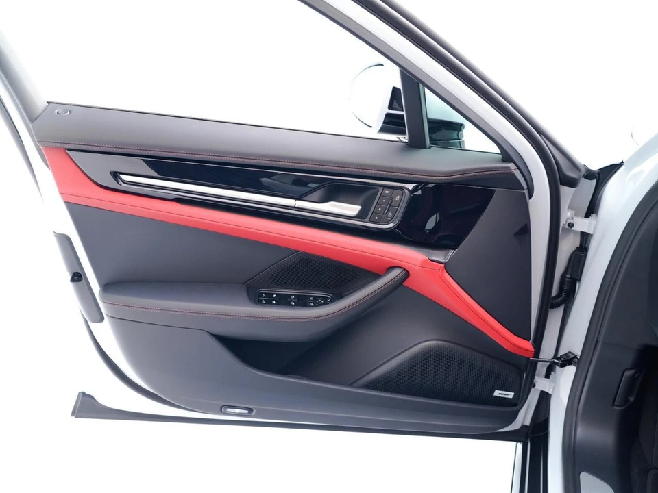 2026 Porsche Panamera - Image 19 of 29