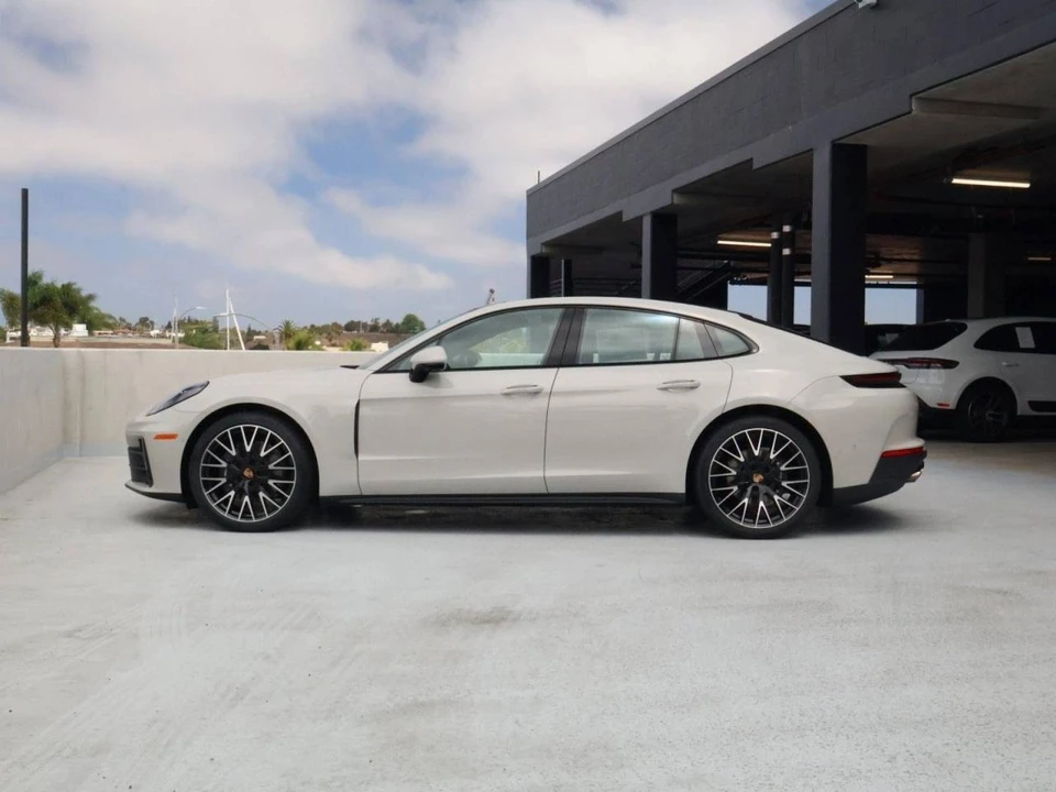 2026 Porsche 976 Panamera - Image 2 of 5