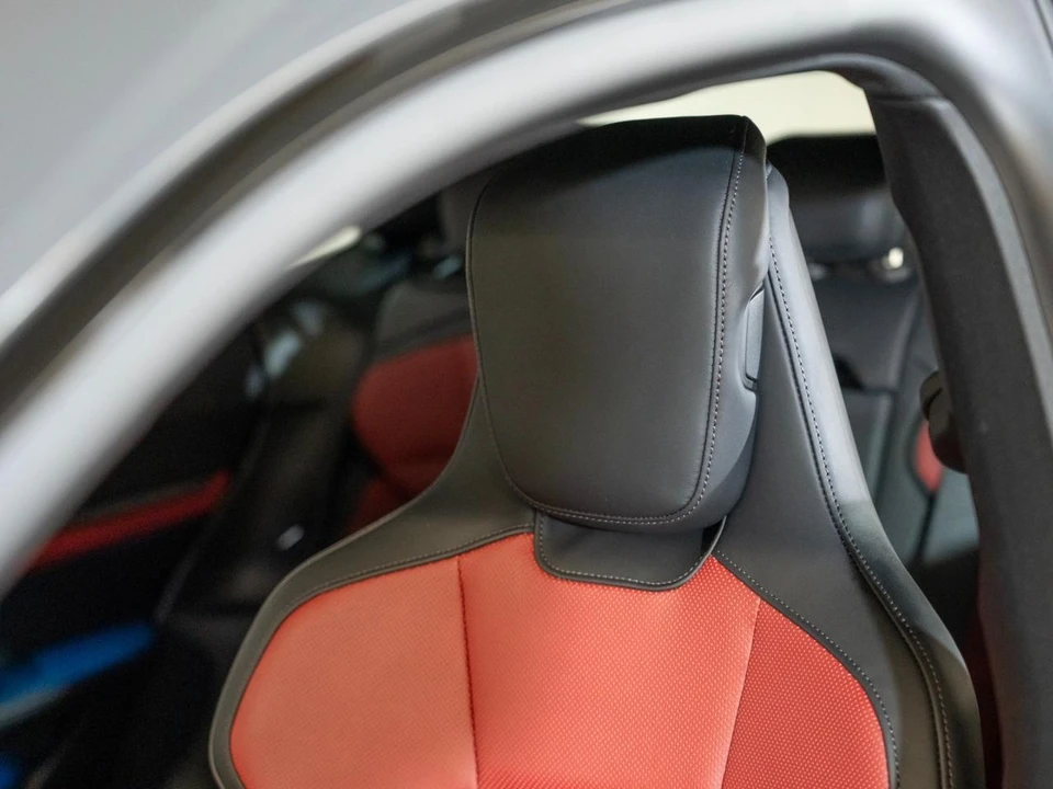 2026 Porsche Taycan 4S - Image 25 of 29