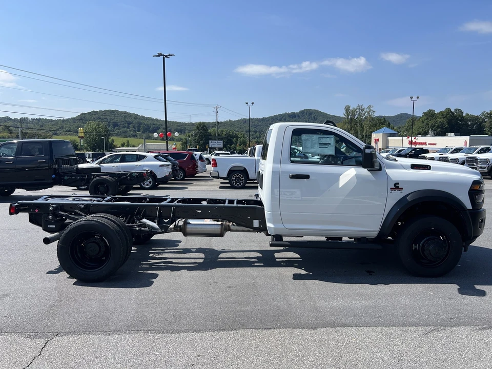 2026 Ram 4500 & 5500 - Image 4 of 25
