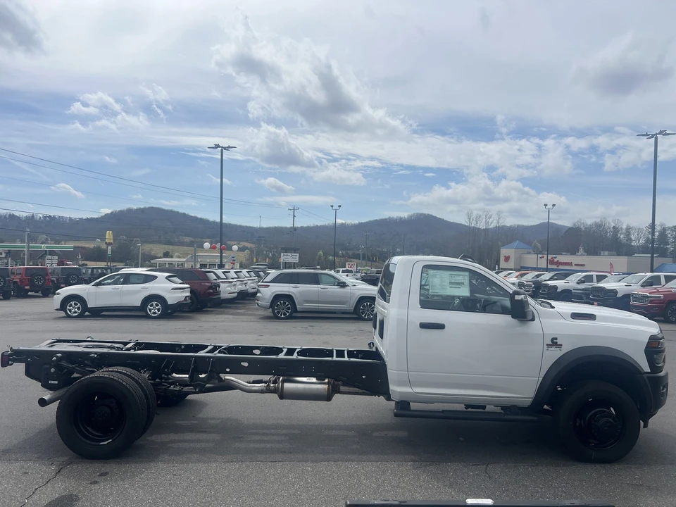 2026 Ram 4500 & 5500 - Image 4 of 21