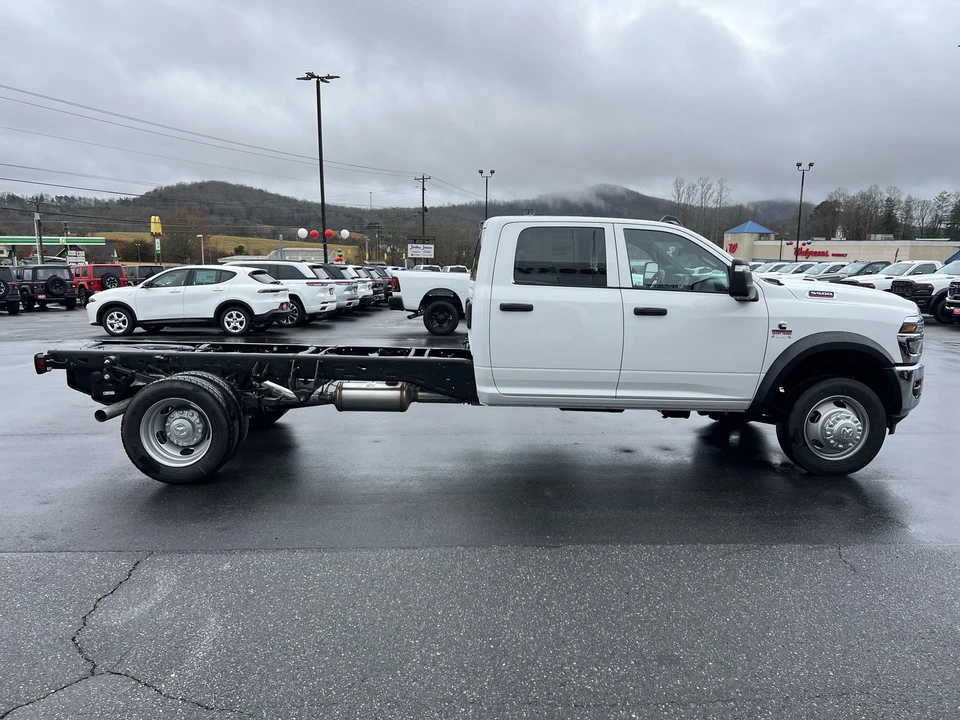 2026 Ram 4500 & 5500 - Image 4 of 31