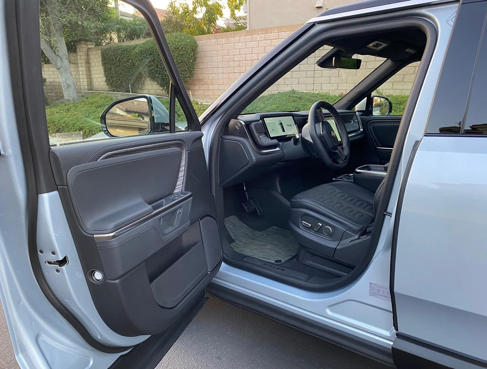 2026 Rivian R1S - Image 9 of 21