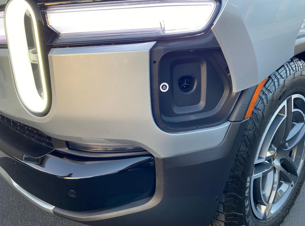 2026 Rivian R1S - Image 8 of 21