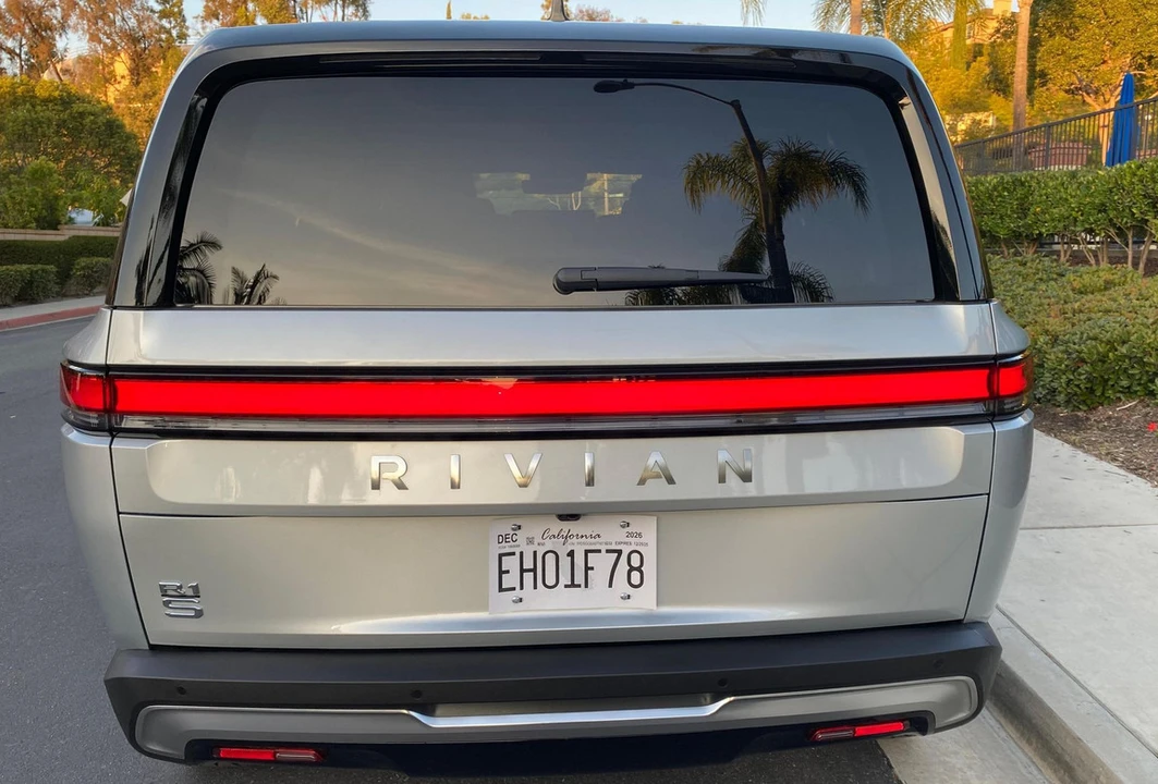 2026 Rivian R1S - Image 5 of 21