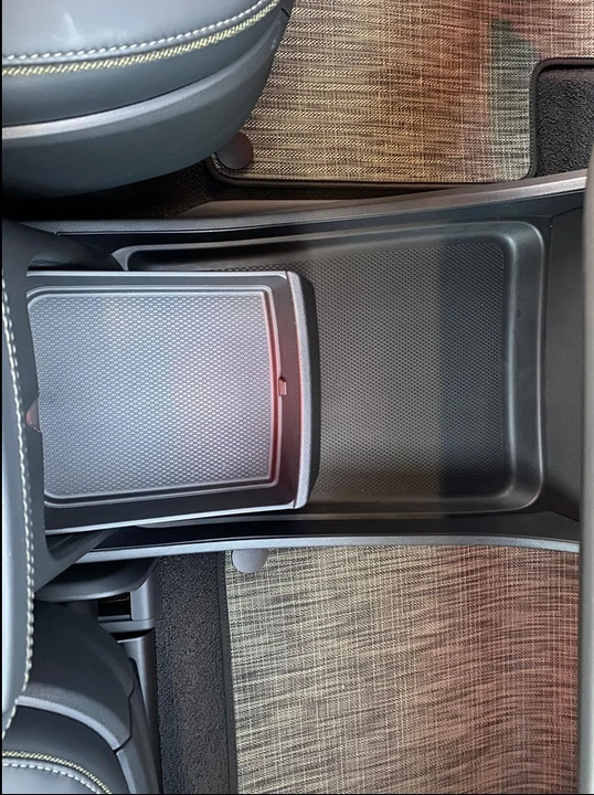 2026 Rivian R1S - Image 12 of 21