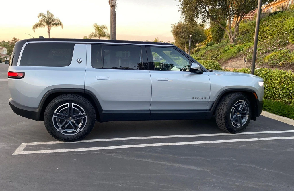 2026 Rivian R1S - Image 4 of 21