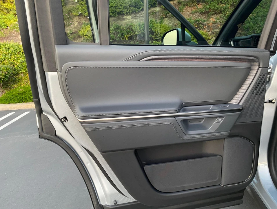 2026 Rivian R1S - Image 20 of 21