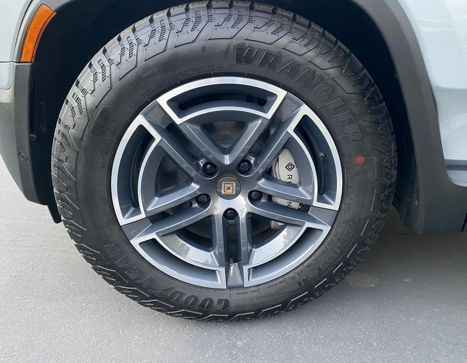 2026 Rivian R1S - Image 6 of 21
