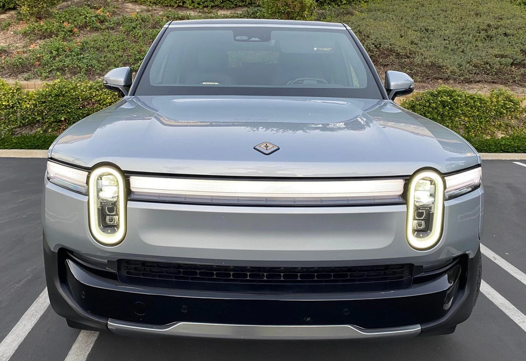 2026 Rivian R1S - Image 2 of 21