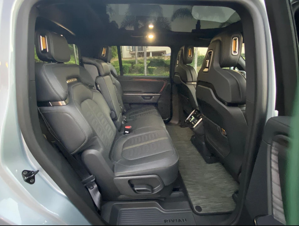 2026 Rivian R1S - Image 15 of 21