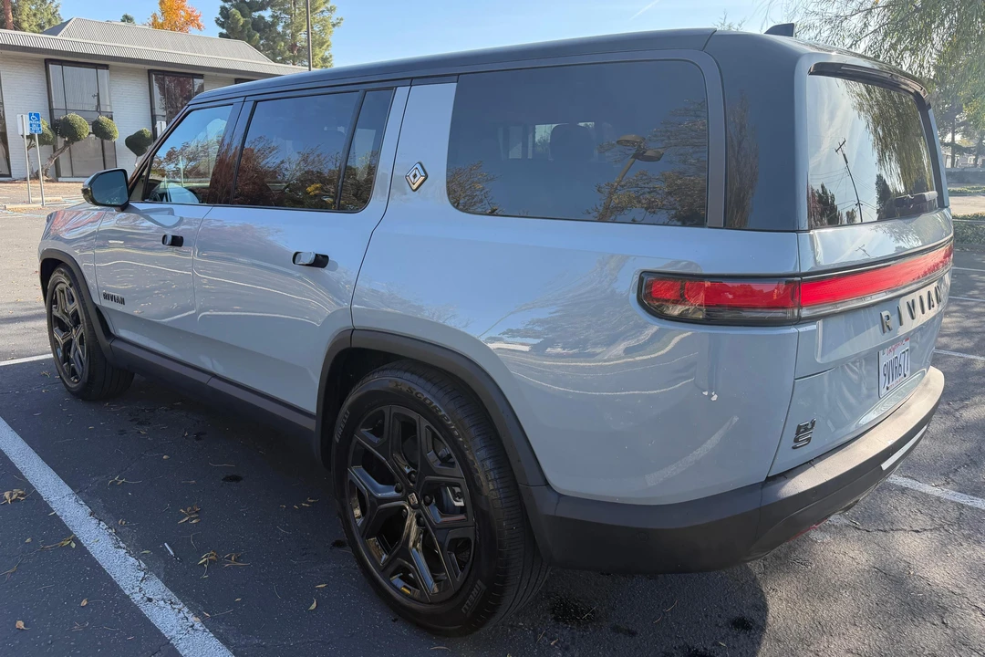 2026 Rivian R1S - Image 4 of 31