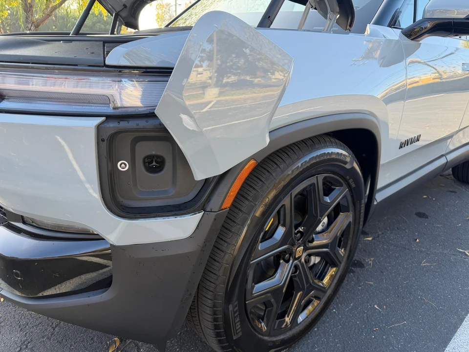 2026 Rivian R1S - Image 17 of 31