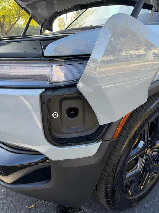 2026 Rivian R1S - Image 18 of 31