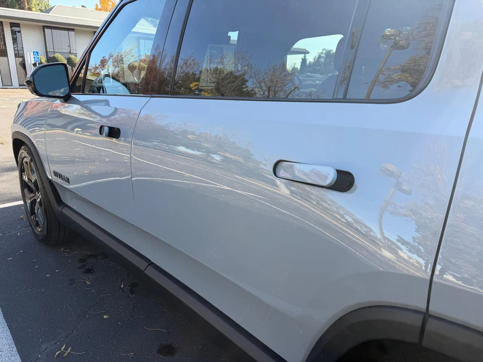 2026 Rivian R1S - Image 20 of 31
