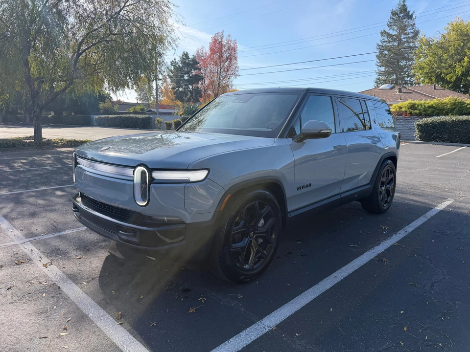 2026 Rivian R1S - Image 7 of 31