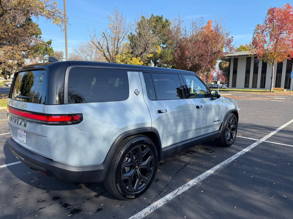 2026 Rivian R1S - Image 11 of 31