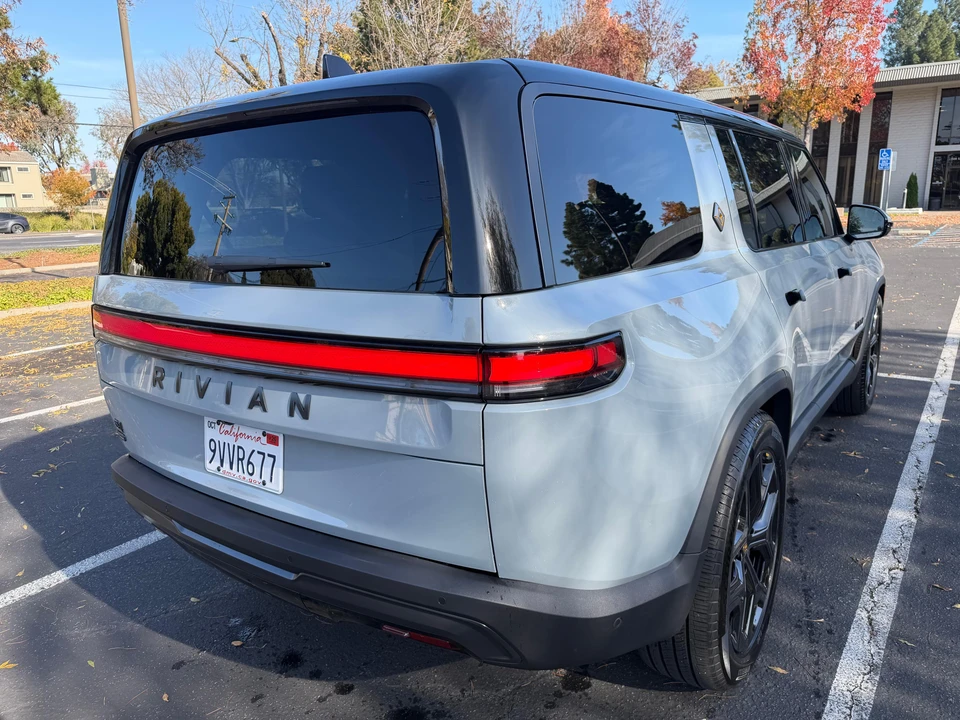 2026 Rivian R1S - Image 10 of 31