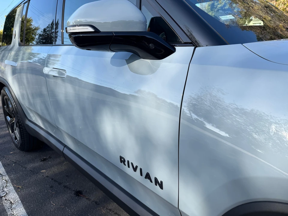 2026 Rivian R1S - Image 27 of 31