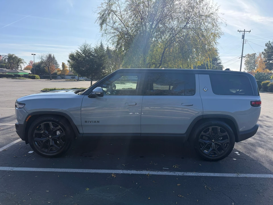 2026 Rivian R1S - Image 8 of 31