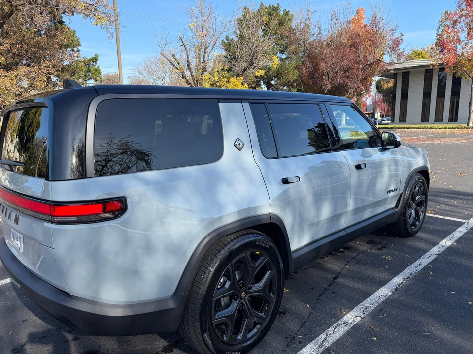 2026 Rivian R1S - Image 12 of 31