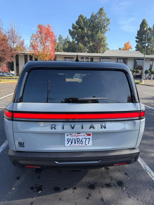 2026 Rivian R1S - Image 23 of 31