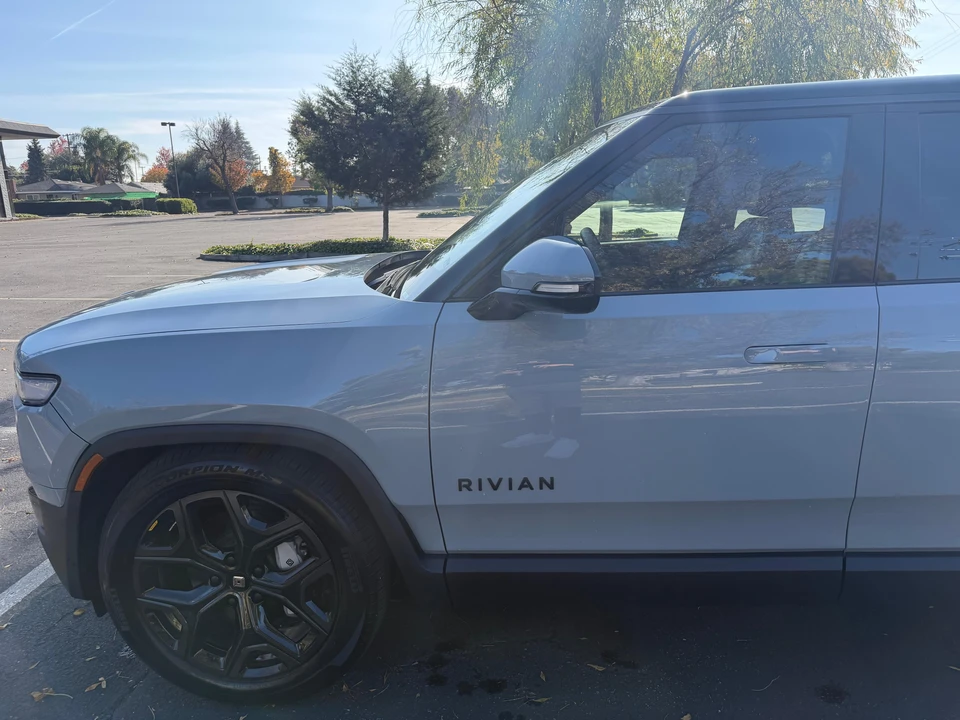 2026 Rivian R1S - Image 19 of 31