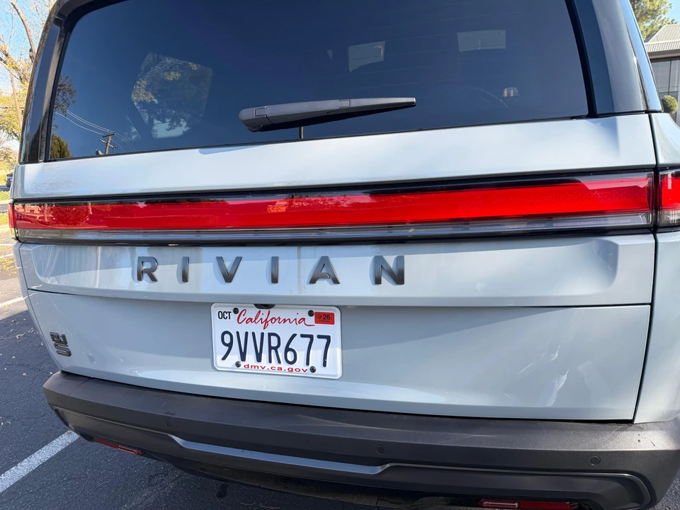 2026 Rivian R1S - Image 25 of 31