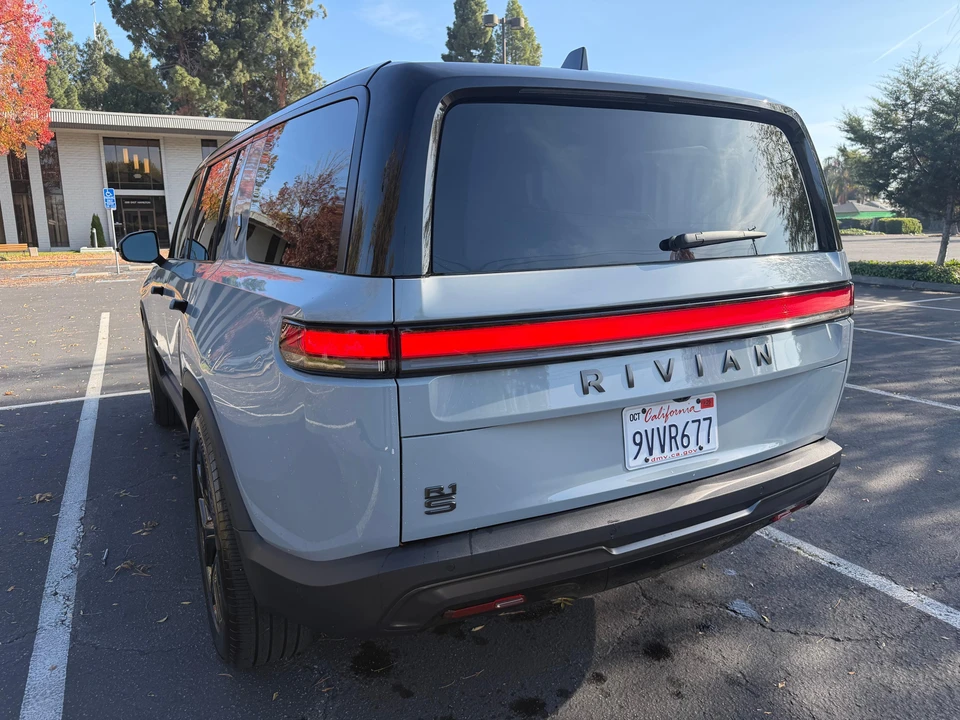 2026 Rivian R1S - Image 9 of 31