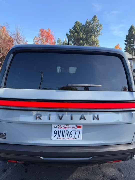 2026 Rivian R1S - Image 24 of 31