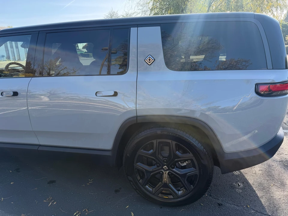 2026 Rivian R1S - Image 22 of 31