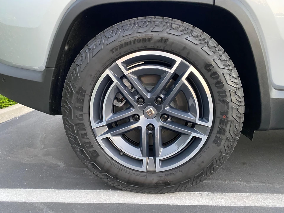 2026 Rivian R1S - Image 22 of 31