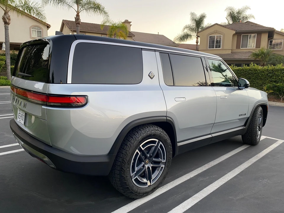 2026 Rivian R1S - Image 7 of 31