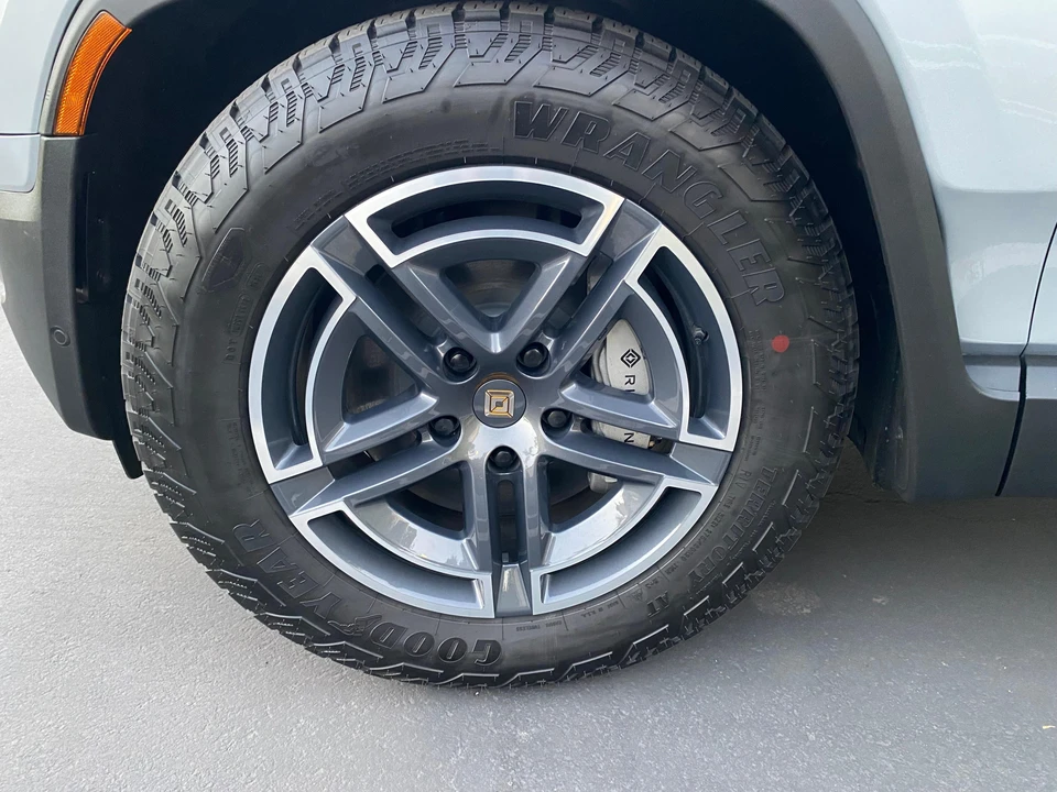 2026 Rivian R1S - Image 20 of 31