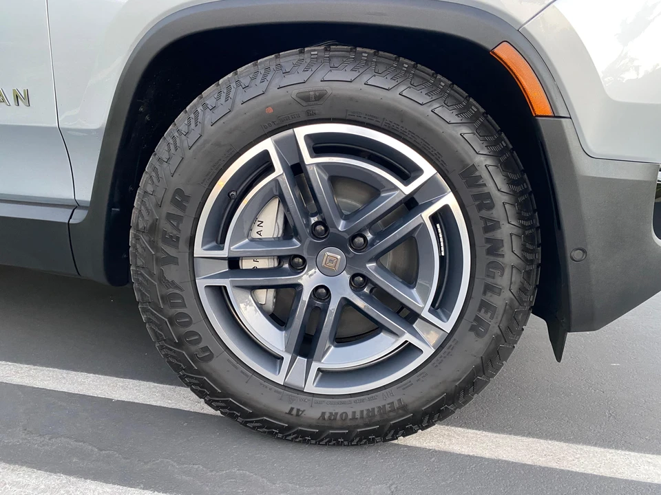 2026 Rivian R1S - Image 23 of 31