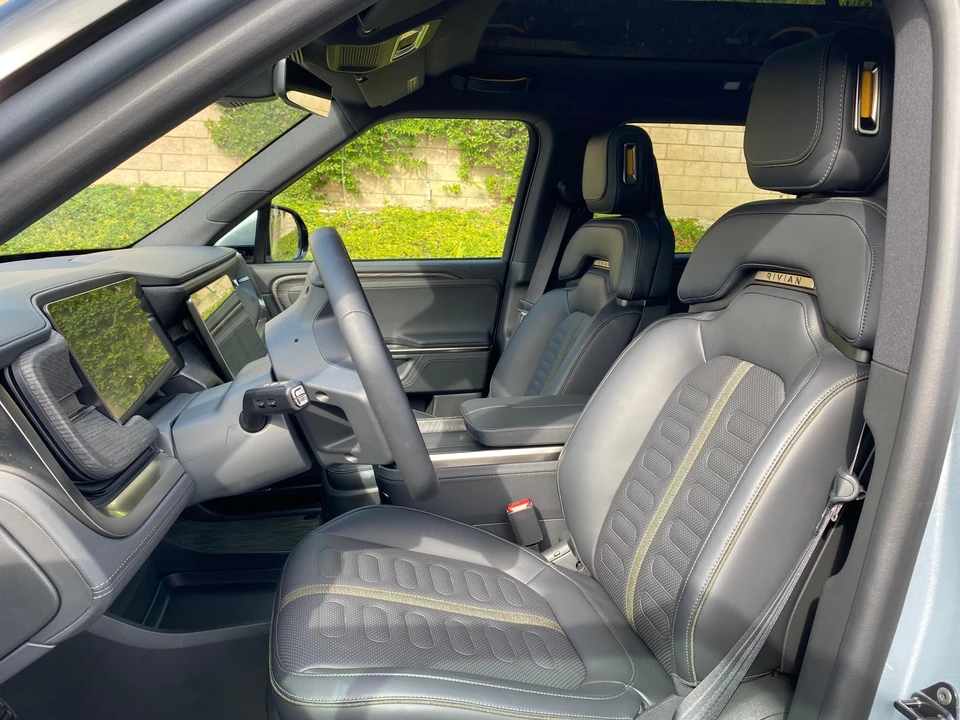 2026 Rivian R1S - Image 29 of 31