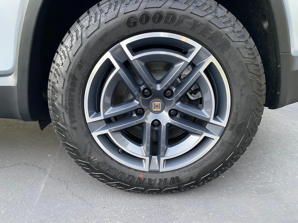 2026 Rivian R1S - Image 21 of 31