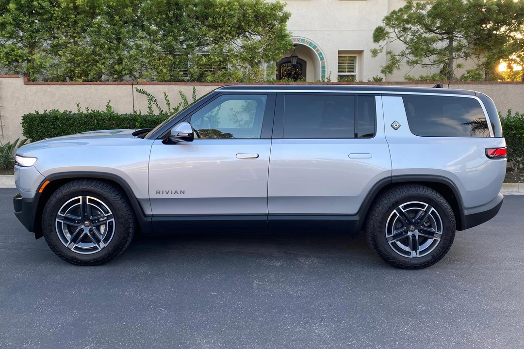 2026 Rivian R1S - Image 3 of 31