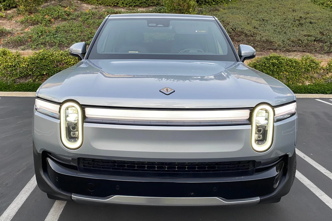 2026 Rivian R1S - Image 2 of 31
