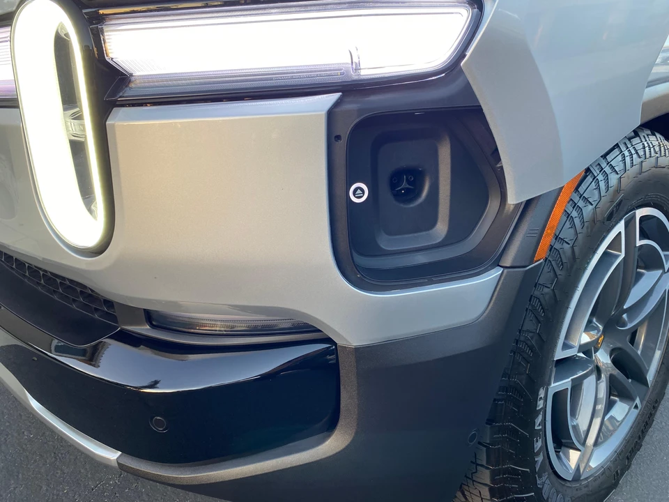 2026 Rivian R1S - Image 16 of 31